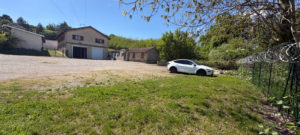A vendre ensemble de bâtiment de 503m² sur un terrain de 1317m² à St genis Laval