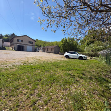 A vendre ensemble de bâtiment de 503m² sur un terrain de 1317m² à St genis Laval