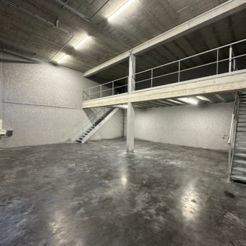 Locaux d&rsquo;activité & bureaux à louer à Saint Martin la Plaine