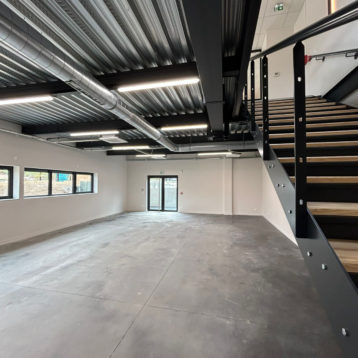 Local d&rsquo;activité & bureaux à louer sur THURINS, 538m²