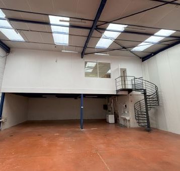 LOCATION ACTIVITE + BUREAUX 304 m² – ST GENIS LAVAL