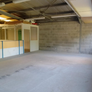 BRIGNAIS – Local d’activité de 269 m² avec bureaux et mezzanine à louer